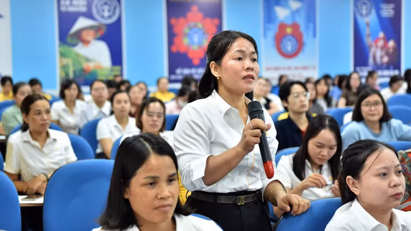Các đại biểu đặt câu hỏi tại hội nghị. (Ảnh HSS)