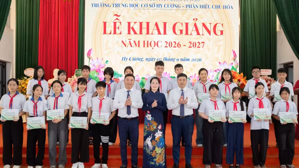 Đại diện của Quỹ Bảo trợ trẻ em Việt Nam, Vietcombank trao tặng học bổng cho học sinh có hoàn cảnh khó khăn tại chương trình. (Ảnh NFVC)