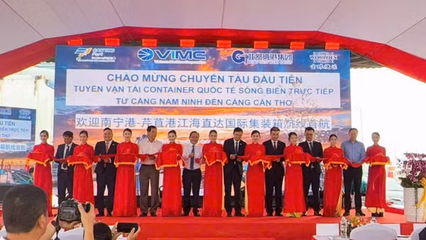 Nghi thức cắt băng đón chuyến tàu đầu tiên. (Ảnh: VĂN ÚT)