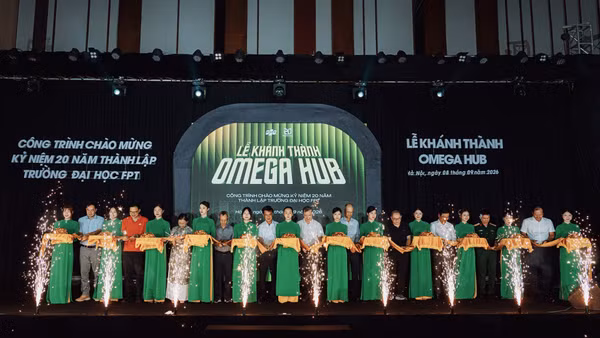 Các đại biểu cắt băng khánh thành không gian trải nghiệm Omega Hub tại Hòa Lạc của Trường đại học FPT. (Ảnh: BTC)