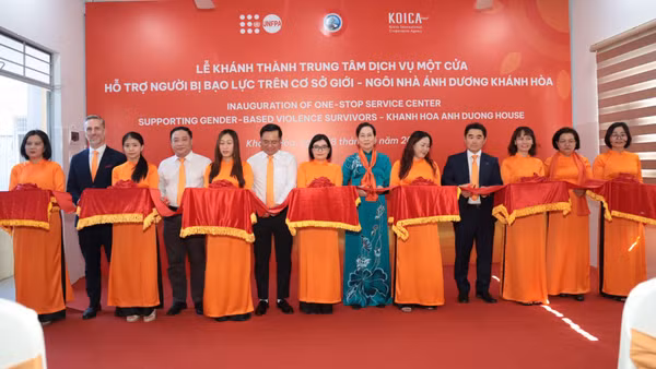 Các đại biểu tại lễ khai trương Ngôi nhà Ánh Dương tại Khánh Hòa. (Ảnh UNFPA)
