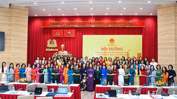 Các đại biểu chụp ảnh lưu niệm tại lớp bồi dưỡng nâng cao năng lực nữ lãnh đạo, quản lý cấp vụ và tương đương tại các bộ, ngành, cơ quan Trung ương năm 2026. (Ảnh Moha)