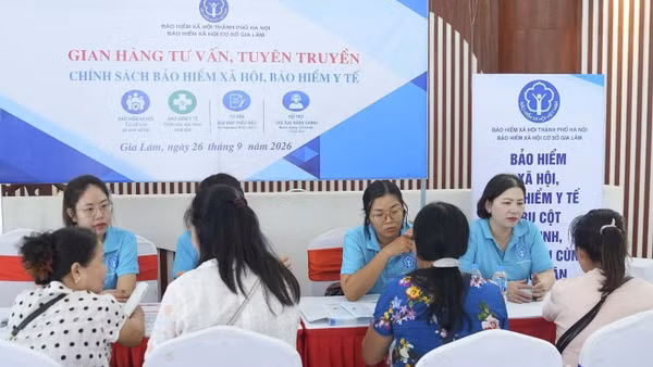 Bảo hiểm xã hội cơ sở Gia Lâm (Hà Nội) truyền thông chính sách bảo hiểm xã hội, bảo hiểm y tế tại Phiên giao dịch việc làm cụm xã Gia Lâm-Phù Đổng-Thuận An-Bát Tràng năm 2026. (Ảnh: HSS)