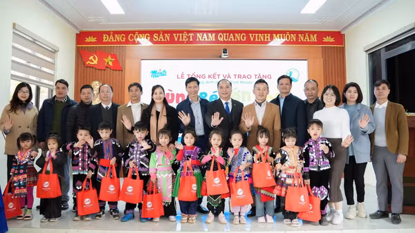 Đại diện Ban tổ chức trao tặng sản phẩm dinh dưỡng Zott Monte cho trẻ em khó khăn ở Lai Châu. (Ảnh NFVC)