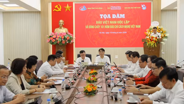 Quang cảnh tọa đàm “Báo Việt Nam Độc lập và dòng chảy 101 năm Báo chí cách mạng Việt Nam”.