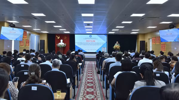 Hội nghị phổ biến, quán triệt quy định pháp luật về xử lý hành vi gian lận, trục lợi Quỹ Bảo hiểm y tế đối với các cơ sở khám, chữa bệnh và đánh giá tình hình gia tăng chi phí khám, chữa bệnh bảo hiểm y tế của các cơ sở khám, chữa bệnh 8 tháng đầu năm 2026 của Bảo hiểm xã hội Hà Nội. (Ảnh HSS)