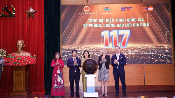 Các đại biểu kích hoạt Tổng đài quốc gia về phòng, chống bạo lực gia đình 117. (Ảnh UNFPA)
