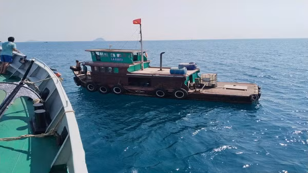 Tàu 785 tiếp cận ghe cá LA-03973 bị hỏng máy, đang trôi dạt trên biển. (Ảnh: CTV)