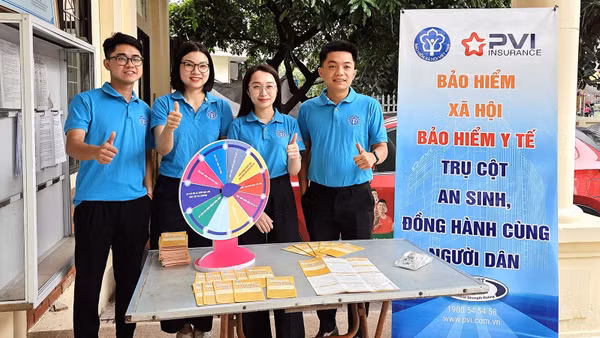 Cán bộ Bảo hiểm xã hội Hà Nội tham gia tuyên truyền, vận động người tham gia bảo hiểm xã hội tự nguyện, bảo hiểm y tế hộ gia đình, tháng 5/2026. (Ảnh: HSS)