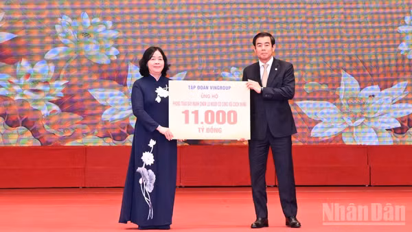 Đồng chí Bùi Thị Minh Hoài, Ủy viên Bộ Chính trị, Bí thư Trung ương Đảng, Chủ tịch Ủy ban Trung ương Mặt trận Tổ quốc Việt Nam, tiếp nhận ủng hộ từ đại diện Tập đoàn VINGROUP. (Ảnh: TRẦN HẢI)