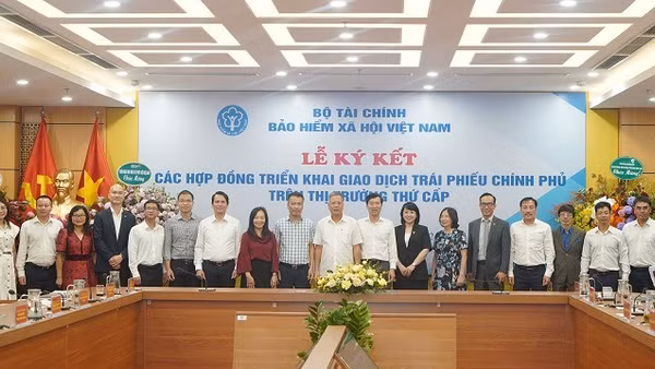 Lãnh đạo Bảo hiểm xã hội Việt Nam và đại diện các cơ quan, đơn vị, đối tác tại sự kiện. (Ảnh: VSS) 