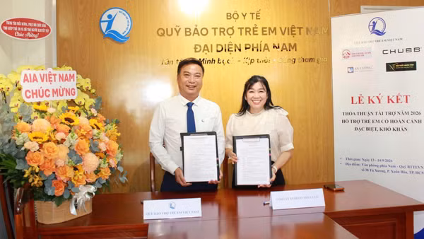 Ông Đinh Tiến Hải - Giám đốc Quỹ Bảo trợ trẻ em Việt Nam, bà Bùi Kim Phụng - Giám đốc Công ty TNHH Gỗ Nhân Tâm ký kết hợp tác tài trợ. (Ảnh: NFVC)