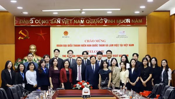 Các đại biểu chụp ảnh lưu niệm tại sự kiện. (Ảnh: Moha)