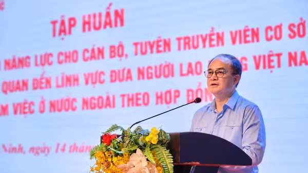 Thứ trưởng Nội vụ Vũ Chiến Thắng phát biểu khai mạc hội nghị. (Ảnh NH)