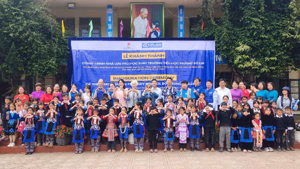 Các đại biểu tại lễ khánh thành khu bán trú của tại Trường Phổ thông dân tộc bán trú-Tiểu học Phăng Sô Lin. (Ảnh: Plan International Việt Nam)