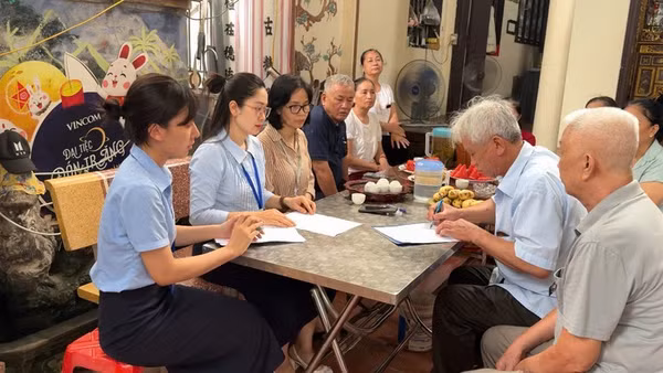 Các cán bộ Điểm hỗ trợ dịch vụ công số Kiến Hưng hỗ trợ người cao tuổi tại nhà. (Ảnh Trung tâm Phục vụ hành chính công Hà Nội)