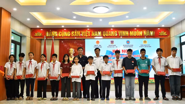 Trao quà cho các học sinh là con đồng bào tôn giáo, con ngư dân tại chương trình. (Ảnh BTC)