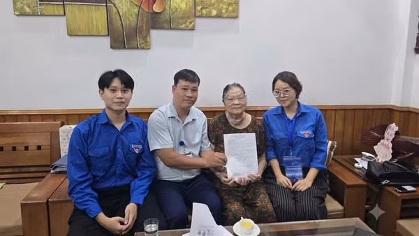 Chi đoàn 02 Đoàn Thanh niên Trung tâm Phục vụ hành chính công cùng tổ xung kích Điểm hỗ trợ dịch vụ công số Phương Liệt tới nhà hỗ trợ công dân về thủ tục ủy quyền. (Ảnh Trung tâm Phục vụ hành chính công Hà Nội)