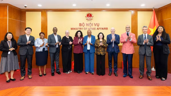 Thứ trưởng Nguyễn Thị Hà và Đoàn công tác của Ủy ban Cố vấn về Giám sát của UN Women chụp ảnh lưu niệm. (Ảnh Moha) 