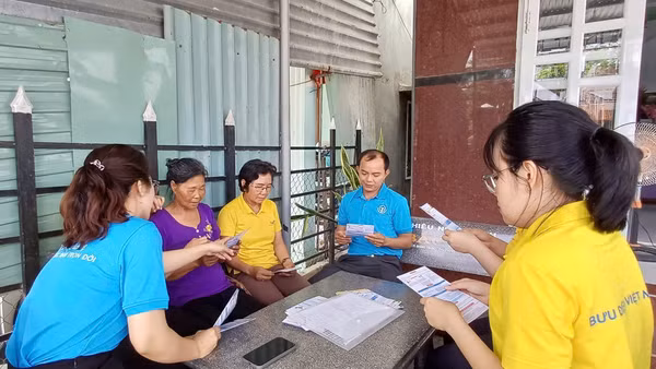 Tuyên truyền, vận động người dân tham gia bảo hiểm xã hội tự nguyện, bảo hiểm y tế hộ gia đình. (Ảnh GSS)