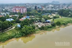 Nhà hàng lẩu gạch tôm sông ở Khu đô thị Picenza, phường Linh Sơn vi phạm hành lang thoát lũ sông Cầu bị kiểm tra, xử lý. (Ảnh: THẾ BÌNH)