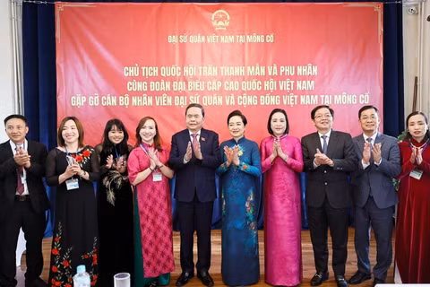 Chủ tịch Quốc hội Trần Thanh Mẫn và Phu nhân với đại biểu. (Ảnh: Doãn Tấn/TTXVN)
