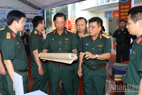 Các đại biểu tham quan một số sản phẩm quân trang do Cục Quân nhu, Tổng cục Hậu cần-Kỹ thuật nghiên cứu cải tiến.