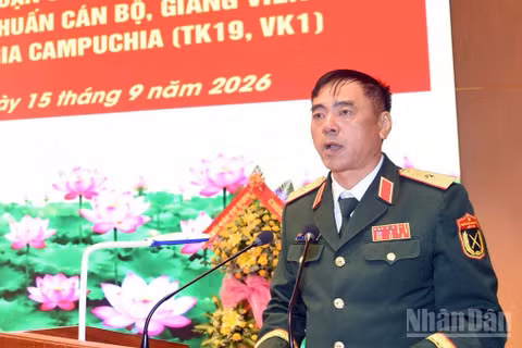Thiếu tướng Nguyễn Văn Hậu, Phó Giám đốc Học viện Lục quân phát biểu tại lễ khai giảng. (Ảnh: BẢO VĂN)