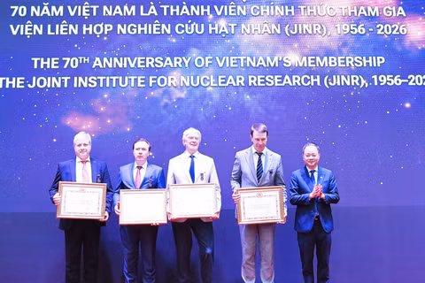 Giáo sư, Tiến sĩ Trần Hồng Thái, Ủy viên Trung ương Đảng, Chủ tịch Viện Hàn lâm Khoa học và Công nghệ Việt Nam trao tặng kỷ niệm chương vinh danh các nhà lãnh đạo, các nhà khoa học xuất sắc của JINR. (Ảnh: XUÂN KỲ)