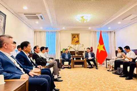 Đoàn công tác tỉnh Đắk Lắk thăm và làm việc với Đại sứ quán Việt Nam tại Nhật Bản. (Ảnh: CTV) 