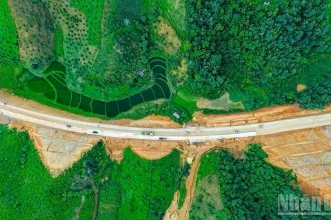Công trường thi công đường cao tốc Đồng Đăng-Trà Lĩnh lúc nào cũng rộn ràng tiếng máy móc thi công. (Ảnh: TRANG LIÊN)
