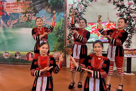 Biểu diễn văn nghệ phục vụ du khách tại homestay Suối Mơ (Thái Nguyên).