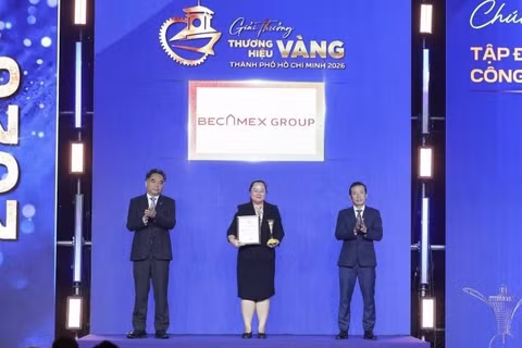 Bà Trần Thị Hồng Minh, Phó Tổng Giám đốc Tập đoàn Becamex nhận cúp và Giải thưởng Thương hiệu Vàng Thành phố Hồ Chí Minh 2026. (Ảnh: Hạ Long)