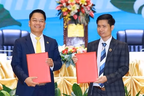 Ông Nguyễn Ngọc Nghị, Phó Tổng Giám đốc T&T Group, Chủ tịch Công ty cổ phần Tập đoàn Năng lượng T&T (bên trái) và ông Phan Văn Sơn, Giám đốc Công ty Đầu tư và thương mại Vinacom trao biên bản ghi nhớ về hợp tác phát triển Dự án điện gió Savan 2. (Ảnh: T&T GROUP)