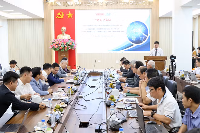 Tọa đàm “Thực thi Chiến lược tài chính toàn diện quốc gia: Cơ hội để hộ kinh doanh tiếp cận công nghệ tài chính, thúc đẩy tăng trưởng”