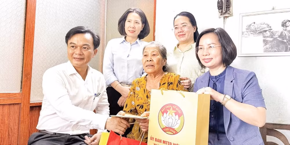 Đoàn công tác Ban Thường trực Ủy ban Mặt trận Tổ quốc Việt Nam Thành phố Hà Nội tặng quà cho gia đình thương binh Nguyễn Ngọc Châu ở thôn An Nha, xã Cồn Tiên (Ảnh NGUYỄN LOAN) 