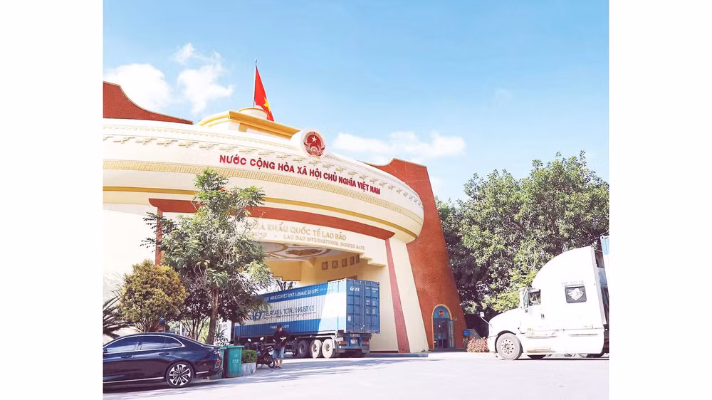 Lực lượng chức năng tại Cửa khẩu quốc tế Lao Bảo tăng cường đấu tranh với buôn lậu, gian lận thương mại.