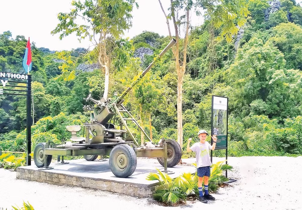 Khu du lịch sinh thái “Đường Trường Sơn huyền thoại - Hang Chỉ Huy” trên đường 20 Quyết thắng.