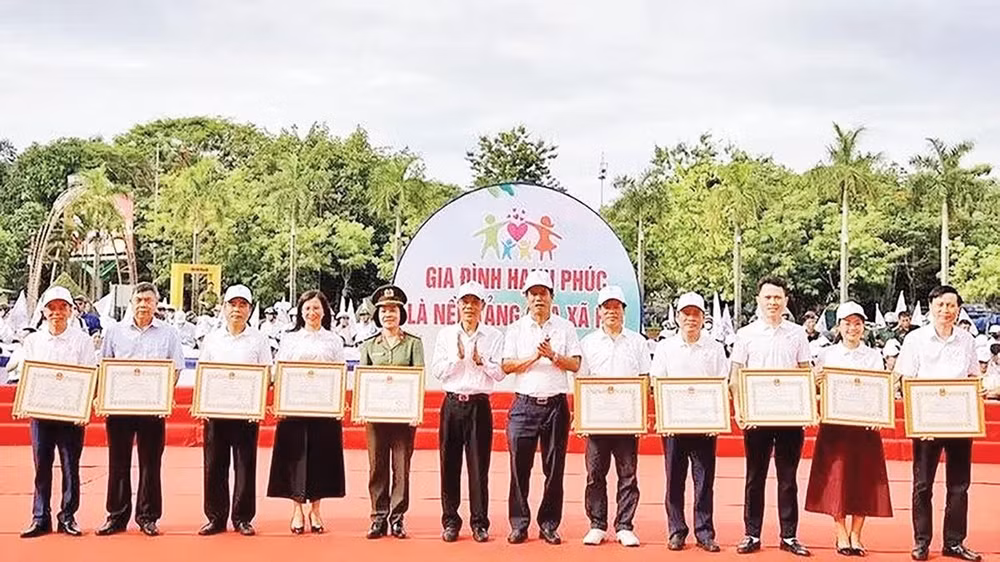 Lãnh đạo tỉnh Thanh Hóa trao bằng khen tặng tập thể, cá nhân có thành tích xuất sắc trong công tác gia đình (Ảnh MAI LUẬN)