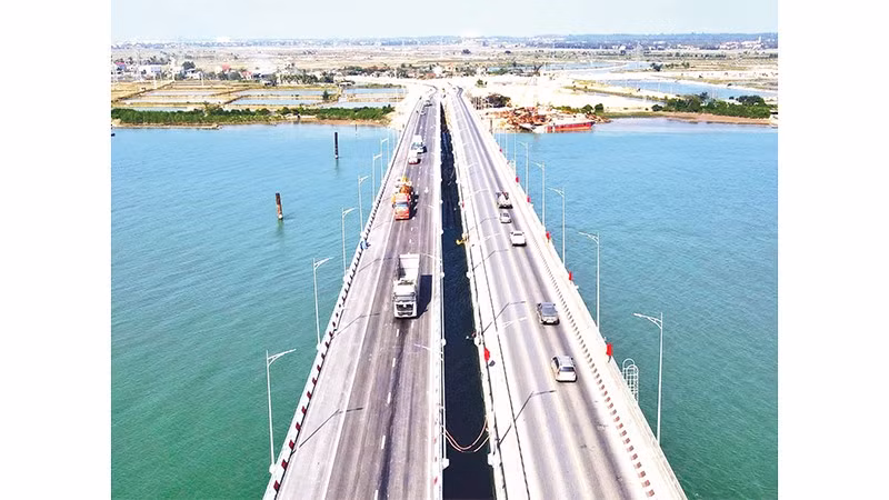 Cầu Gianh mới (bên trái) song song với cầu cũ giúp phá vỡ "điểm nghẽn" về giao thông tại khu vực này.