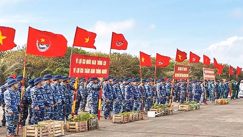 Quân dân đặc khu Trường Sa hưởng ứng Tết trồng cây đời đời nhớ ơn Bác Hồ. (Ảnh CTV)