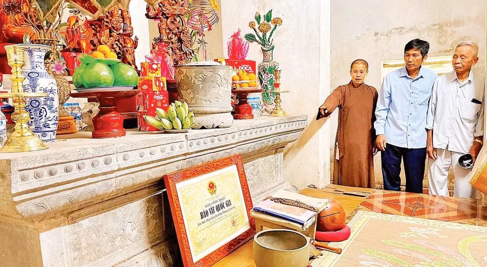 Bàn thờ Phật bằng đá tại chùa Thượng Nương. 