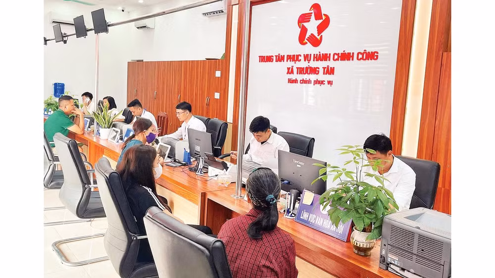 Hỗ trợ người dân làm thủ tục tại Trung tâm phục vụ hành chính công xã Trường Tân (thành phố Hải Phòng). 