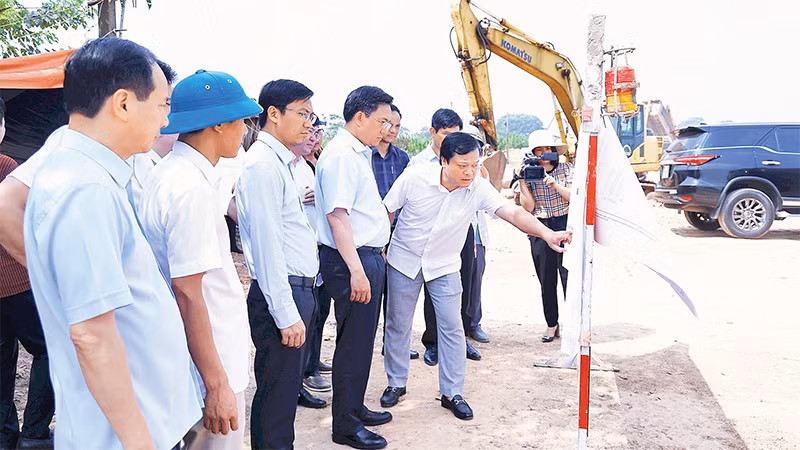 Lãnh đạo tỉnh Phú Thọ kiểm tra việc triển khai Dự án đường song song đường sắt đoạn Vĩnh Yên-Việt Trì. 