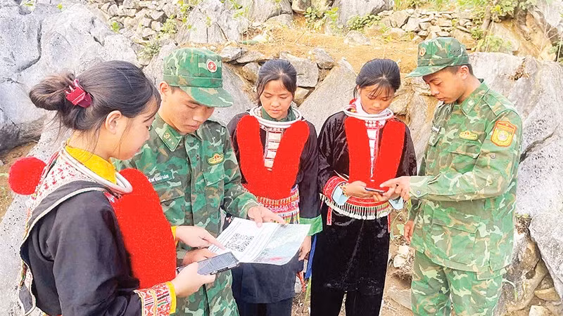 Cán bộ, chiến sĩ Đồn Biên phòng Xuân Trường (Cao Bằng) tuyên truyền chuyển đổi số, phòng, chống lừa đảo trên không gian mạng (Ảnh ANH TUẤN) 