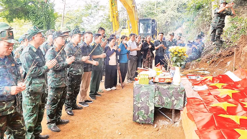 Bộ Chỉ huy quân sự tỉnh Tuyên Quang, chính quyền địa phương và gia đình liệt sĩ thắp hương, tưởng nhớ các Anh hùng liệt sĩ được tìm thấy tại bình độ 300, thôn Giang Nam, xã Thanh Thủy. 