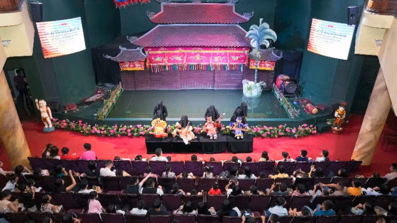 Các cháu chăm chú thưởng thức chương trình biểu diễn của các nghệ sĩ Nhà hát múa rối Bông Sen.