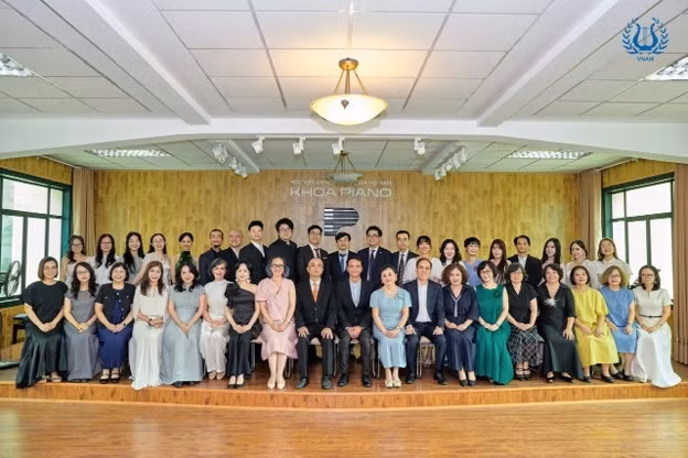 Các thế hệ nghệ sĩ, giảng viên Khoa Piano Học viện Âm nhạc quốc gia Việt Nam. (Ảnh: VNAM)