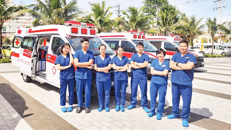 Bác sĩ, điều dưỡng, kỹ thuật viên và lái xe cứu thương Cơ sở cấp cứu ngoại viện Phú Quốc bên xe cứu thương do một doanh nghiệp tài trợ. 