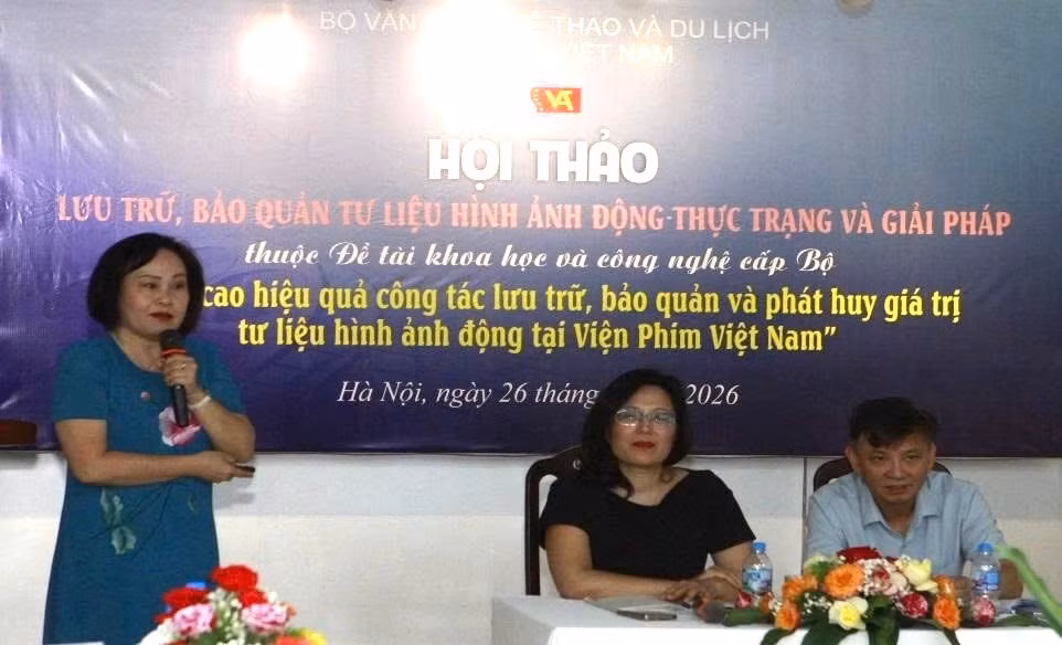 Tiến sĩ Vũ Thị Minh Hương - Phó Chủ tịch Ủy ban Ký ức thế giới của UNESCO khu vực châu Á-Thái Bình Dương, Ủy viên Hội đồng Di sản văn hóa quốc gia phát biểu tại hội thảo.